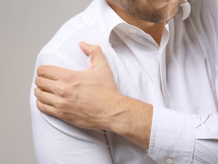 Shoulder strain, inflammation, and pain in the shoulder joint